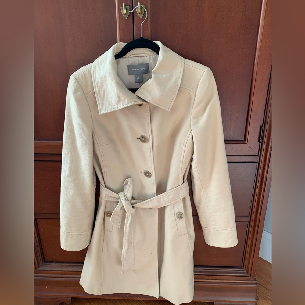 Ann Taylor trench coat beige size 4 true to size